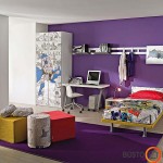 Violetinė - rimties ir ramybės spalva, kambariui žaismingumo suteikia tekstilė ir spintos piešiniai