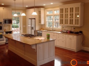 Įspūdinga balta klasikinio stiliaus virtuvė su marmuriniu stalviršiu