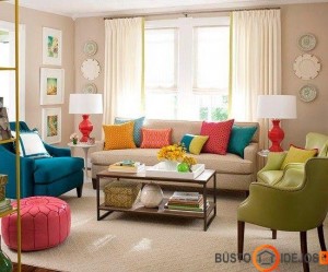 Pavasario akcentai skirtingų spalvų foteliuose ir pagalvėlėse