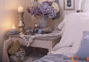 Senovinės sunkios žvakidės, nertos servetėlės, gėlės, pastelinės spalvos - puikiai atspindi provanso stiliaus dvasią
