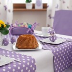 Jaukus baltai violetinis stalas; puiki idėja - išradingai paslėptas kiaušinis svečiui