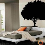 Graži lova puikiai įsikomponuoja į medžio formos sienos lipduką