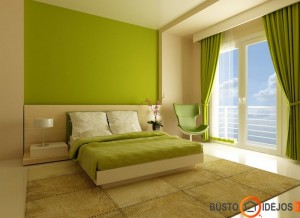 Gaivus laimo žalios miegamojo interjeras, kuriame gražiai įsilieja paprasta dvigulė lova bei žalias fotelis