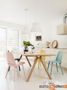 Pavasariškos pastelinių spalvų kėdės nuostabiai išskiria valgomojo zoną nuo virtuvės ir svetainės