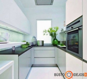 Mažos virtuvės interjeras, kur kaitlentė įrengta ties langu