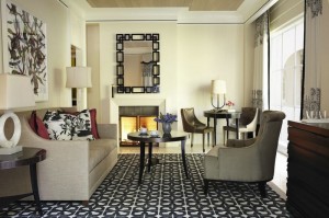 Klasikiniai baldai ir šiuolaikiškas veidrodžio rėmas bei kilimas susilieja interjere