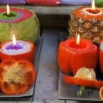 Paprikose, ananase ir net kopūste įleistos žvakės; paviršius puoštas specialiais spalvotais tirpiais kristalais