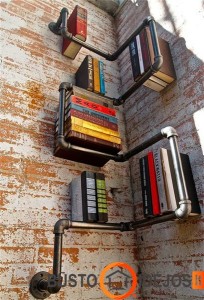 Knygas galima laikyti ir tokio stiliaus lentynoje - idealu lofte