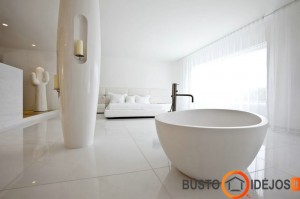 Vonia baltame minimalistiniame miegamojo interjere