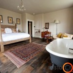 Įspūdinga pastatoma vonia klasikinio stiliaus miegamajame